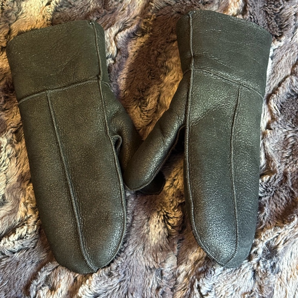 NWOT Øverland Sheepskin Mittens